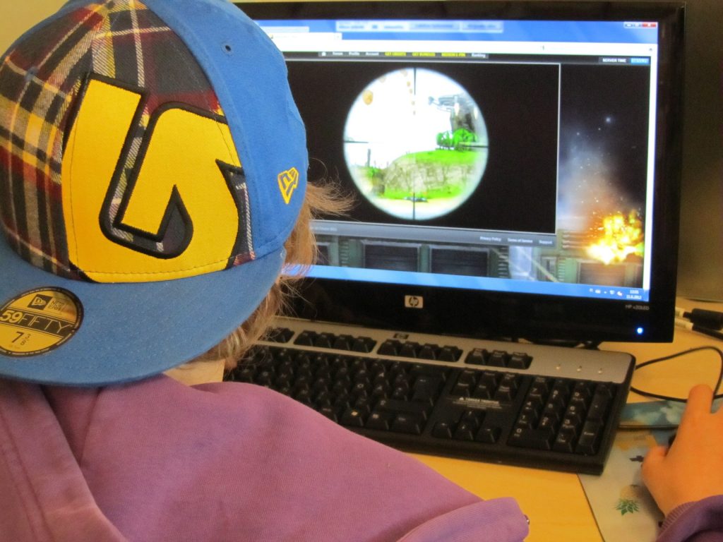 Dziecko gra na komputerze w grę komputerową