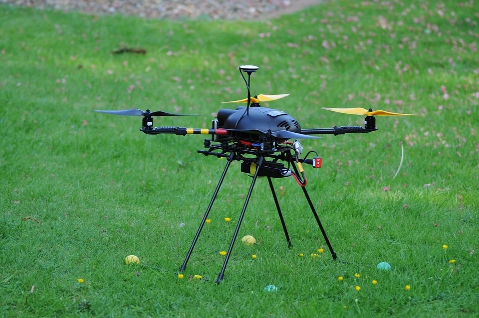 Zdalnie sterownay dron stoi na trawie